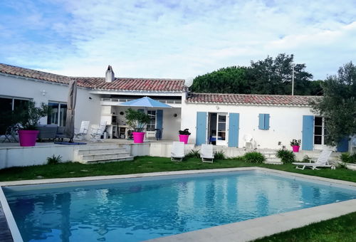 Villa avec une belle luminosité proche de la plage disposant d'une piscine