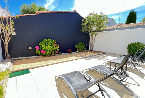 Au calme, villa avec piscine chauffée dans un clos privé.