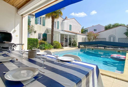 Au calme, villa avec piscine chauffée.