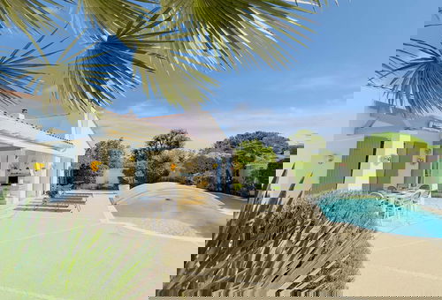 Magnificent villa with pool, garden and parking