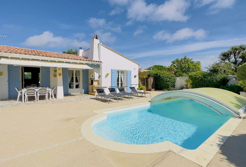 Magnificent villa with pool, garden and parking