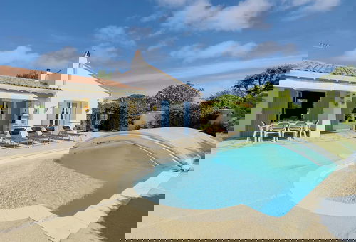 Magnificent villa with pool, garden and parking