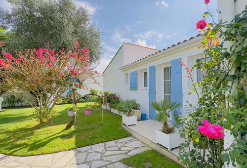 Villa  avec piscine privée, jardin paysager et parking.