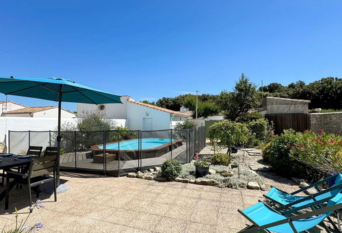 Jolie maison au calme avec piscine hors sol.