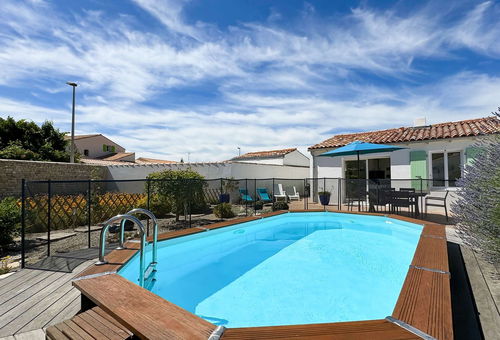 Pretty house with swimming pool, garden
