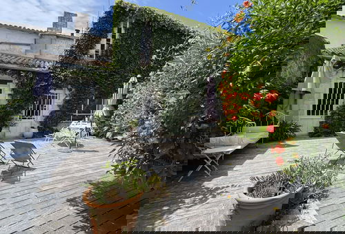 Maison rétaise avec cour au centre village de La Couarde sur mer.