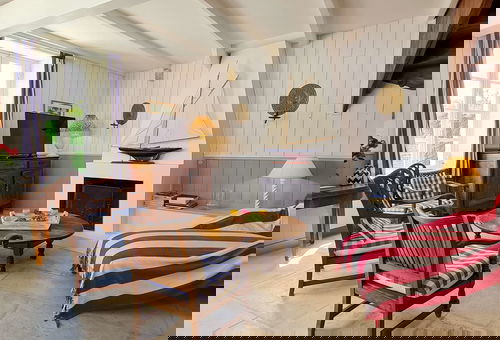 Maison de pays avec étage au centre du village.