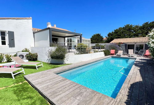 Superb villa with heated pool, near the sea