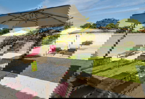 Neue Villa im Rethai-Stil mit beheiztem Pool und angelegtem Garten