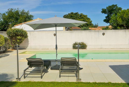 Magnificent villa with pool and private parking