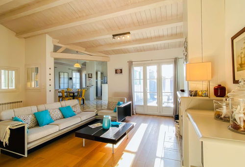 Magnificent villa with pool and private parking
