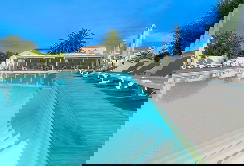 Location dans résidence avec piscine proche de la plage.