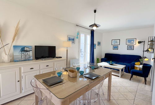 Kleine individuelle Villa, auf einer Ebene, mit Blick auf die Felder und in...