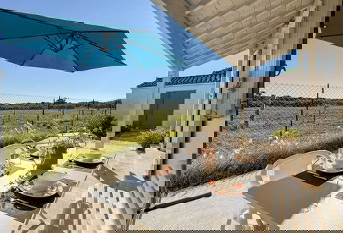 Kleine individuelle Villa, auf einer Ebene, mit Blick auf die Felder und in...