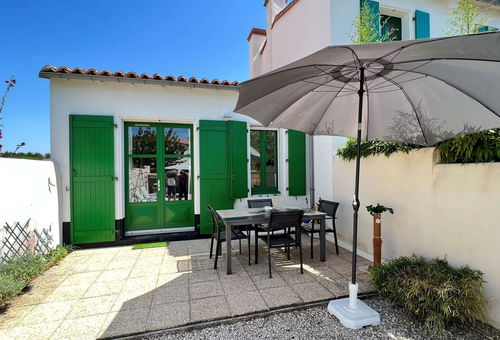 Villa with pool, tennis court, bowling alley