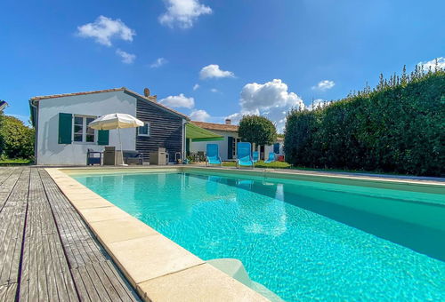 Superb single storey villa with garden and pool