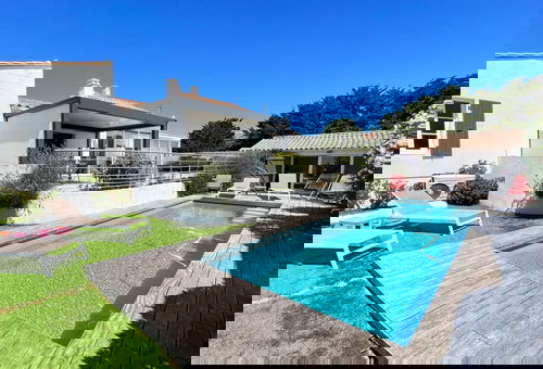 Superb villa with heated pool, near the sea