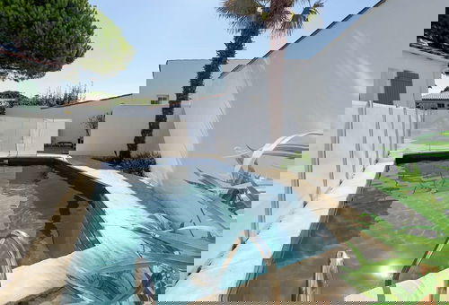 Villa near the beach with pool and parking
