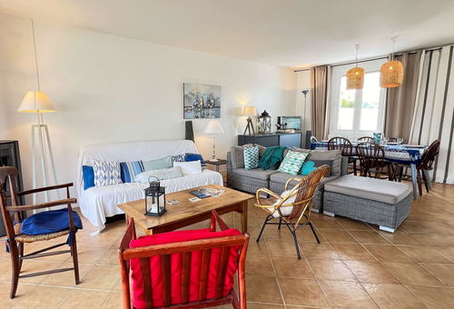 Villa near the beach with garden and parking