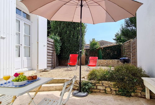 Pretty village house with its private courtyard