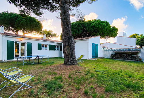 Quiet villa near the beach with garden and parking