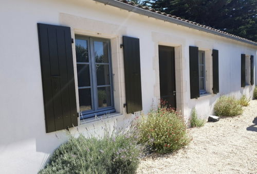 Small house with modern decoration near the beach