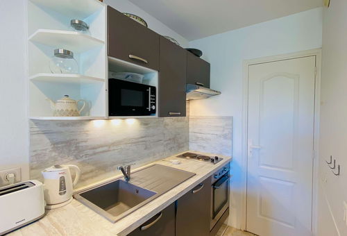 Appartement avec cour, piscine commune et parking
