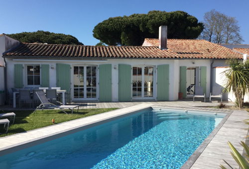 Single storey house at the center of the village with a pool