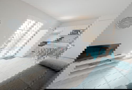 Close to shops and the beach, this apartment is perfect to forget your car.