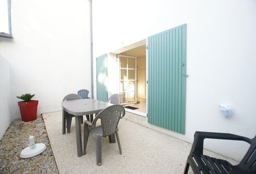 Proche du port, des commerces et de la plage, cette location de vacances est...