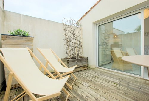 In the heart of the village of Ars-en-Ré, this apartment is located on the...