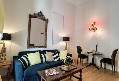 Charming apartment ideally...