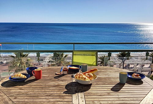 Large chic modern apartment facing the sea.