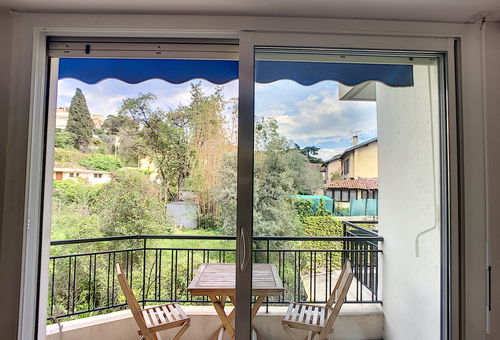 A large modern one bedroom apartment, ideally located 5 minutes...