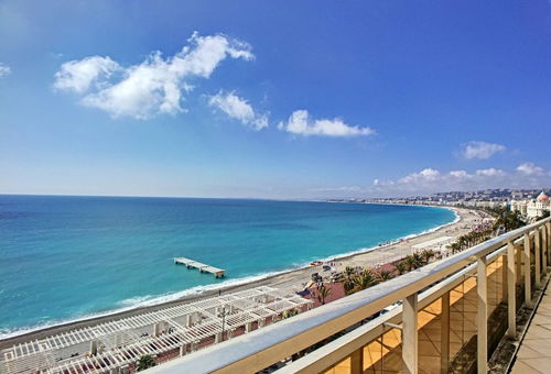 1 bedroom apartment, located on the Promenade des Anglais in the only...