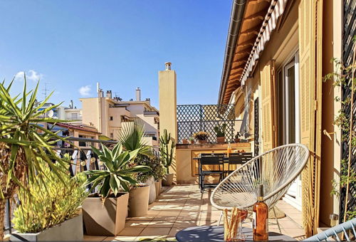 Superb top floor apartment with lots of character located a few...