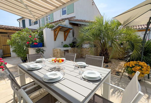 Superb villa in the heart of the village of Loix