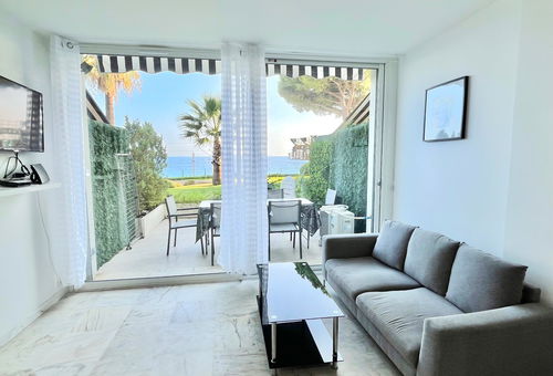 Direct access to the beaches 150m away.