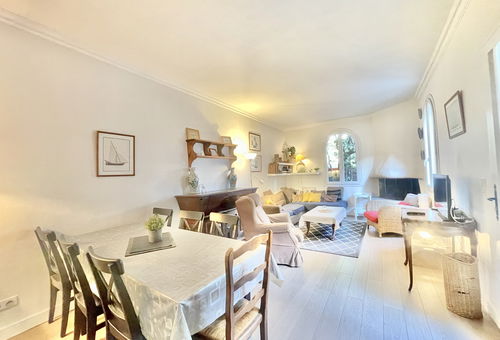 Villa in a residential area with garden terrace and pétanque court