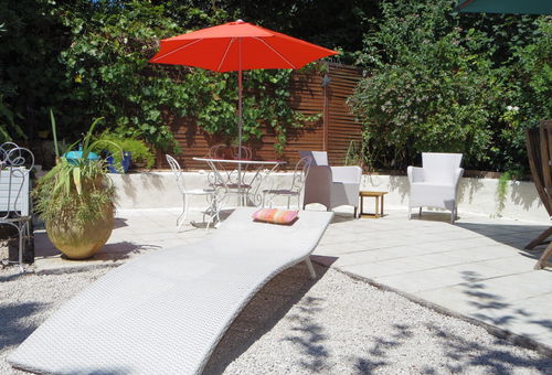 Villa dans un quartier résidentiel avec jardin terrasse et terrain de pétanque
