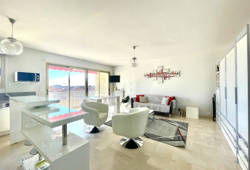 Apartment with terrace located 10 minutes from the Palais des Festivals