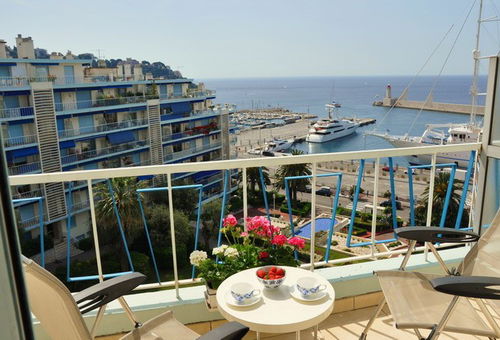 Three bedroom apartment luminous near the beach with a view of the port