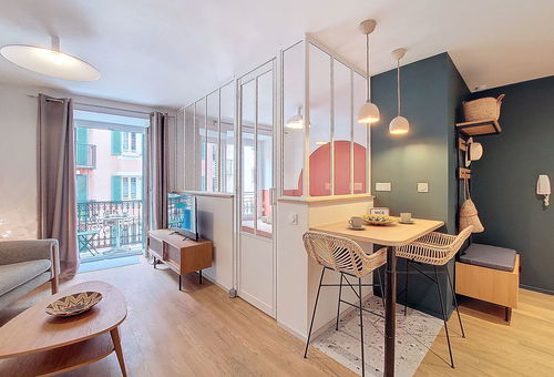 Charmant deux-pièces avec balcon, idéalement situé à proximité de la place du...