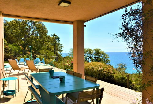 Villa confortablement équipée avec piscine privée, pouvant accueillir jusqu'à...