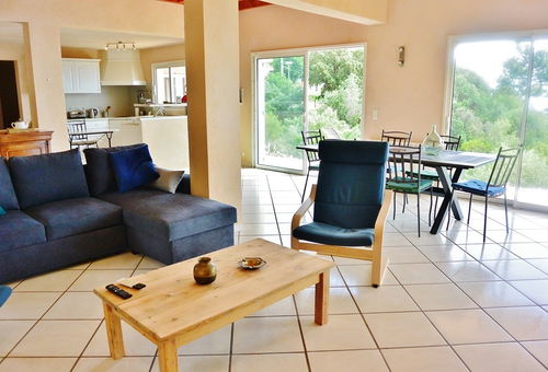 Située sur les hauteurs de  Sari, dans un quartier calme, cette jolie villa...