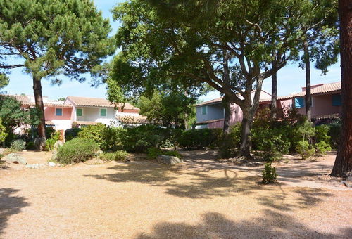Cette mini-villa coquette, joliment décorée et entièrement climatisée est...