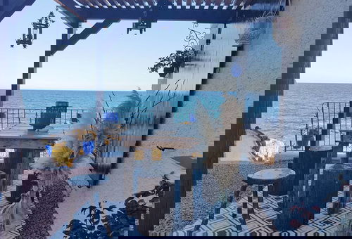 Pretty, completely renovated apartment, feet in the water. Situated to Tarco,...