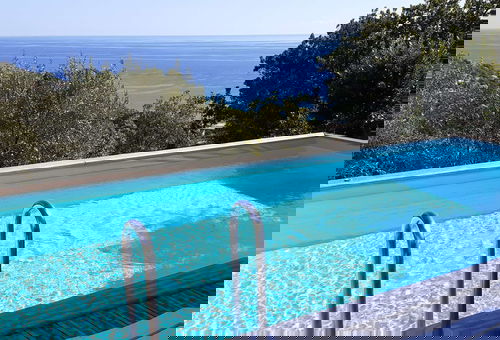 Very well located, this villa comfortably equipped for up to 7 people, half...