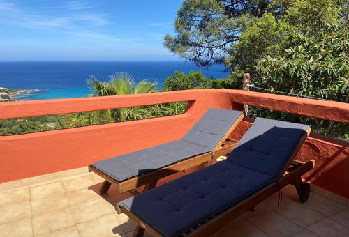 Very well located, this villa comfortably equipped for up to 7 people, half...