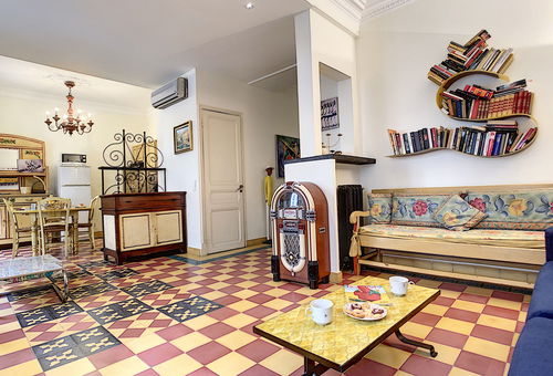 Spacious 2 bedroom apartment located just seconds walk from...